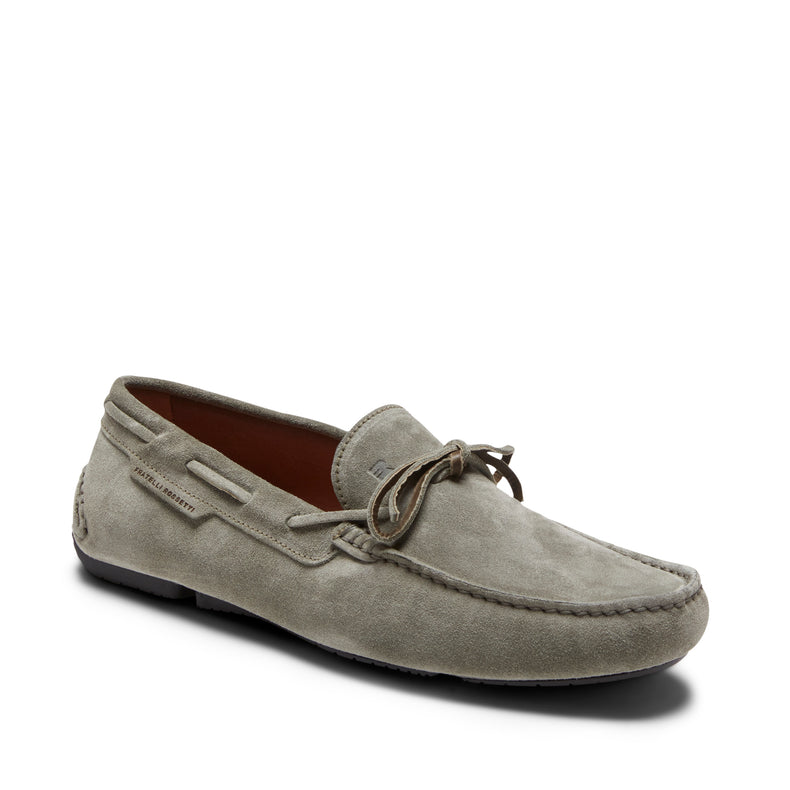 Mocassino Driver in pelle camosciata grigio chiaro, con suola gomma nera.