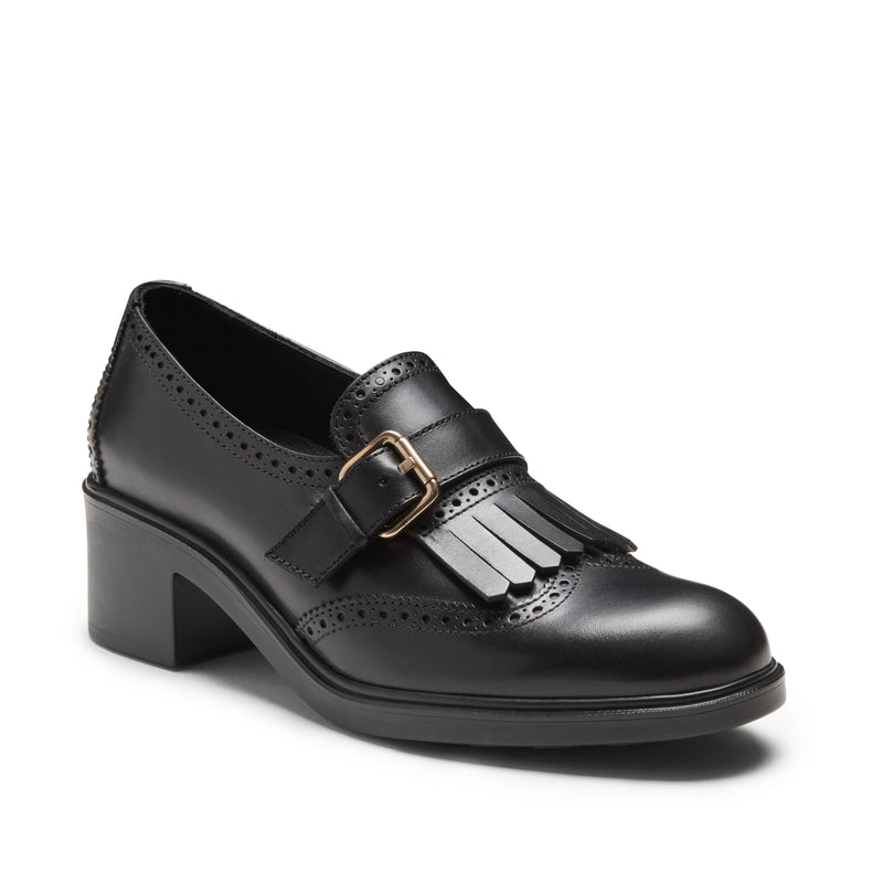 Leather loafer with fringing and buckle