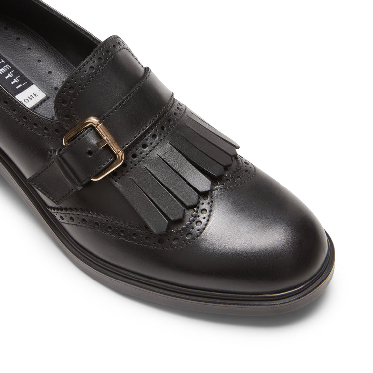 Leather loafer with fringing and buckle