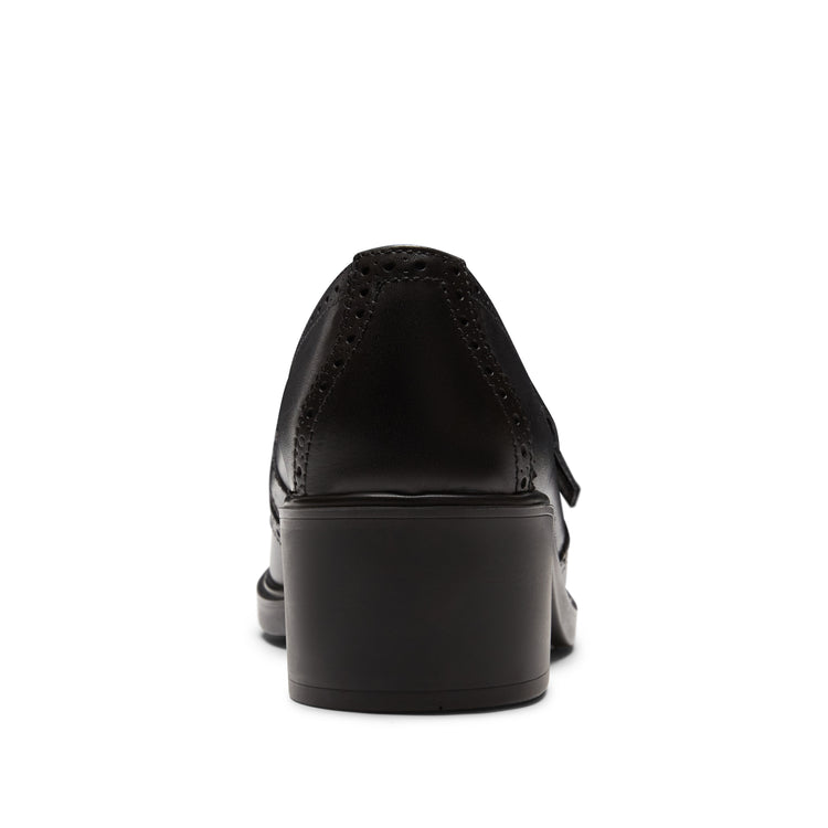 Leather loafer with fringing and buckle