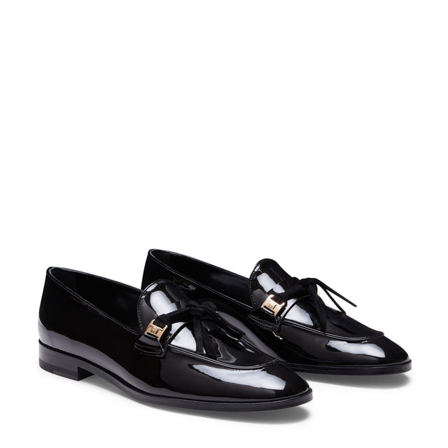 Mocasín de piel de color negro acharolada para mujer
