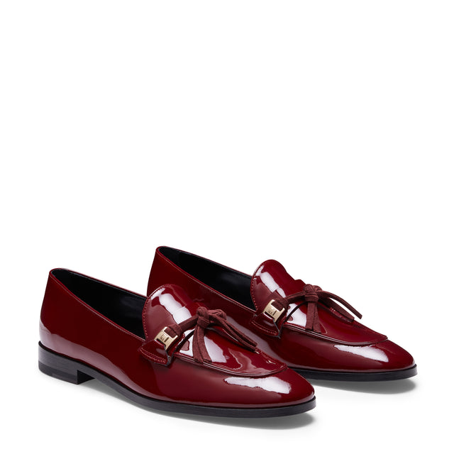 Mocasín de piel de color granate acharolada para mujer